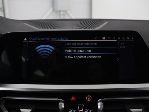 BMW 3-serie 320e M Sport | Head-Up | LaserLight | Stoelverwarming | Adaptive cruise | Sfeerverlichting | Carplay | Sportstoelen