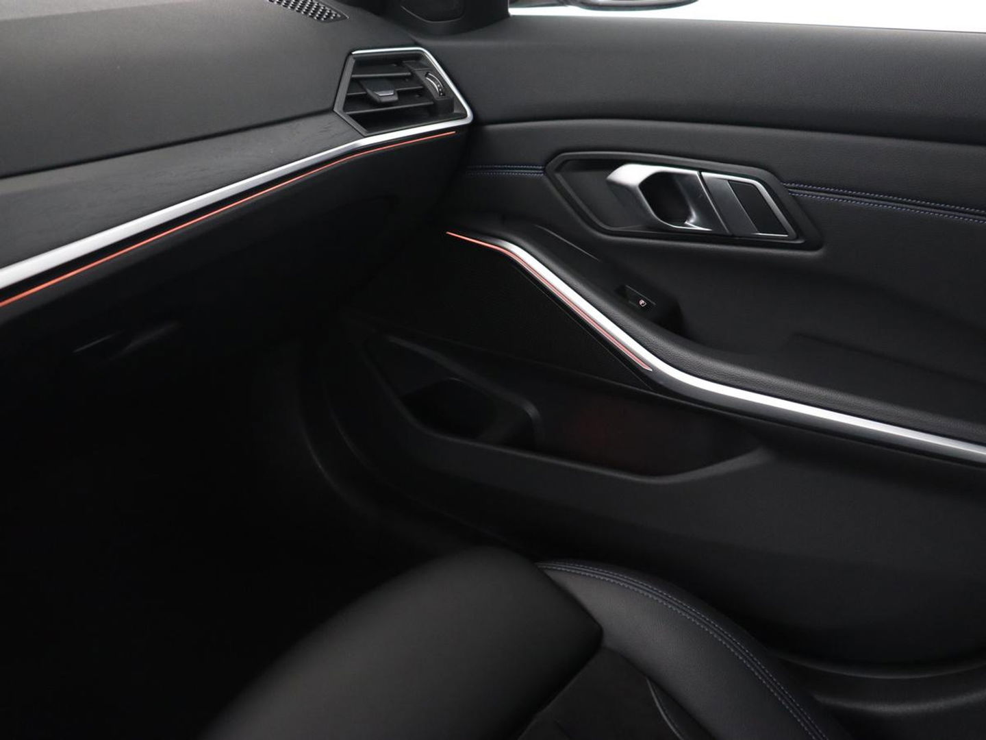BMW 3-serie 320e M Sport | Head-Up | LaserLight | Stoelverwarming | Adaptive cruise | Sfeerverlichting | Carplay | Sportstoelen