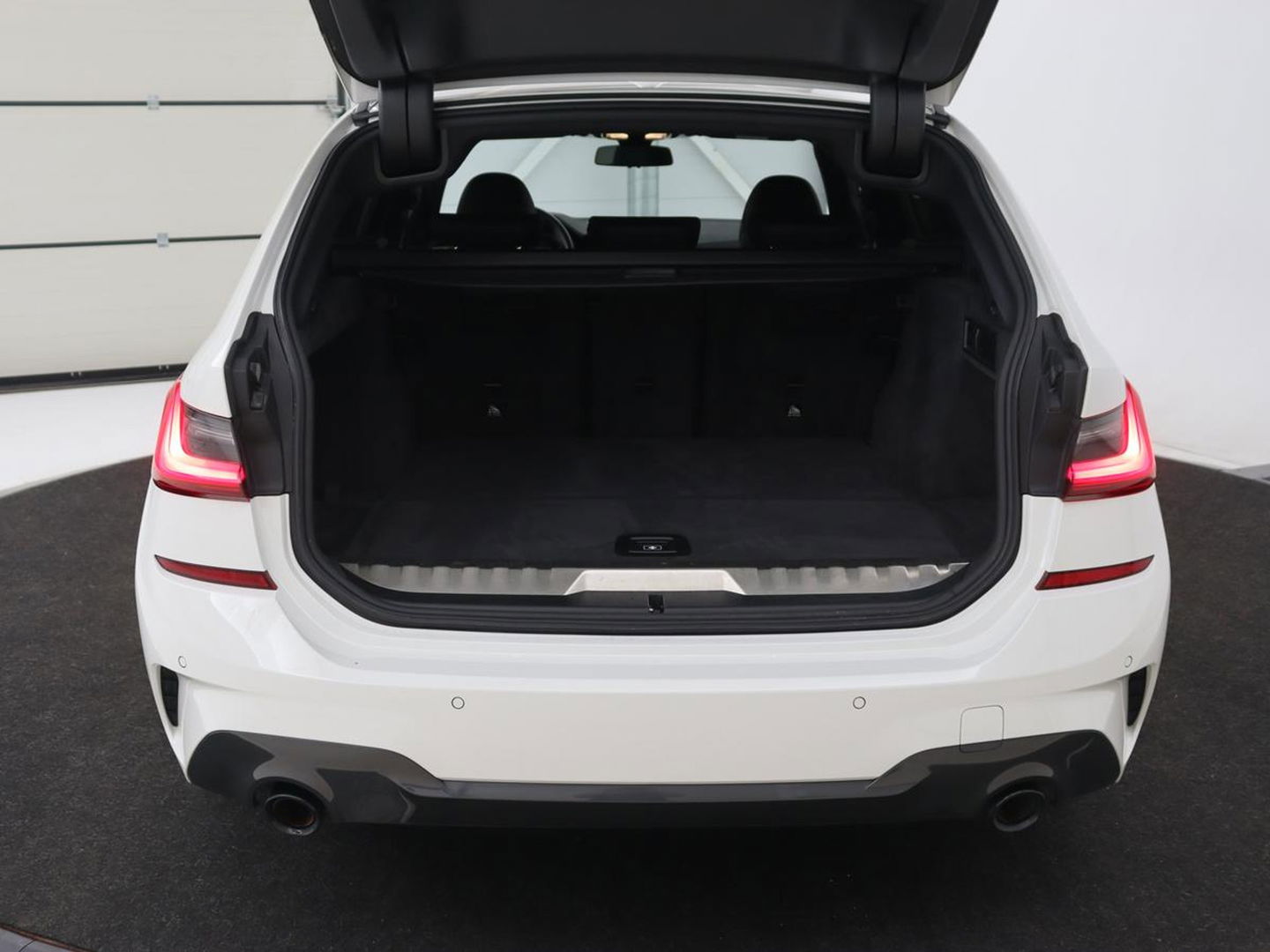 BMW 3-serie 320e M Sport | Head-Up | LaserLight | Stoelverwarming | Adaptive cruise | Sfeerverlichting | Carplay | Sportstoelen