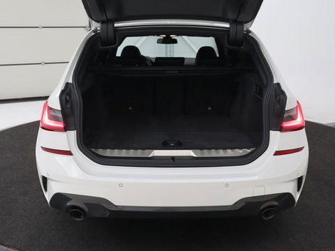 BMW 3-serie 320e M Sport | Head-Up | LaserLight | Stoelverwarming | Adaptive cruise | Sfeerverlichting | Carplay | Sportstoelen