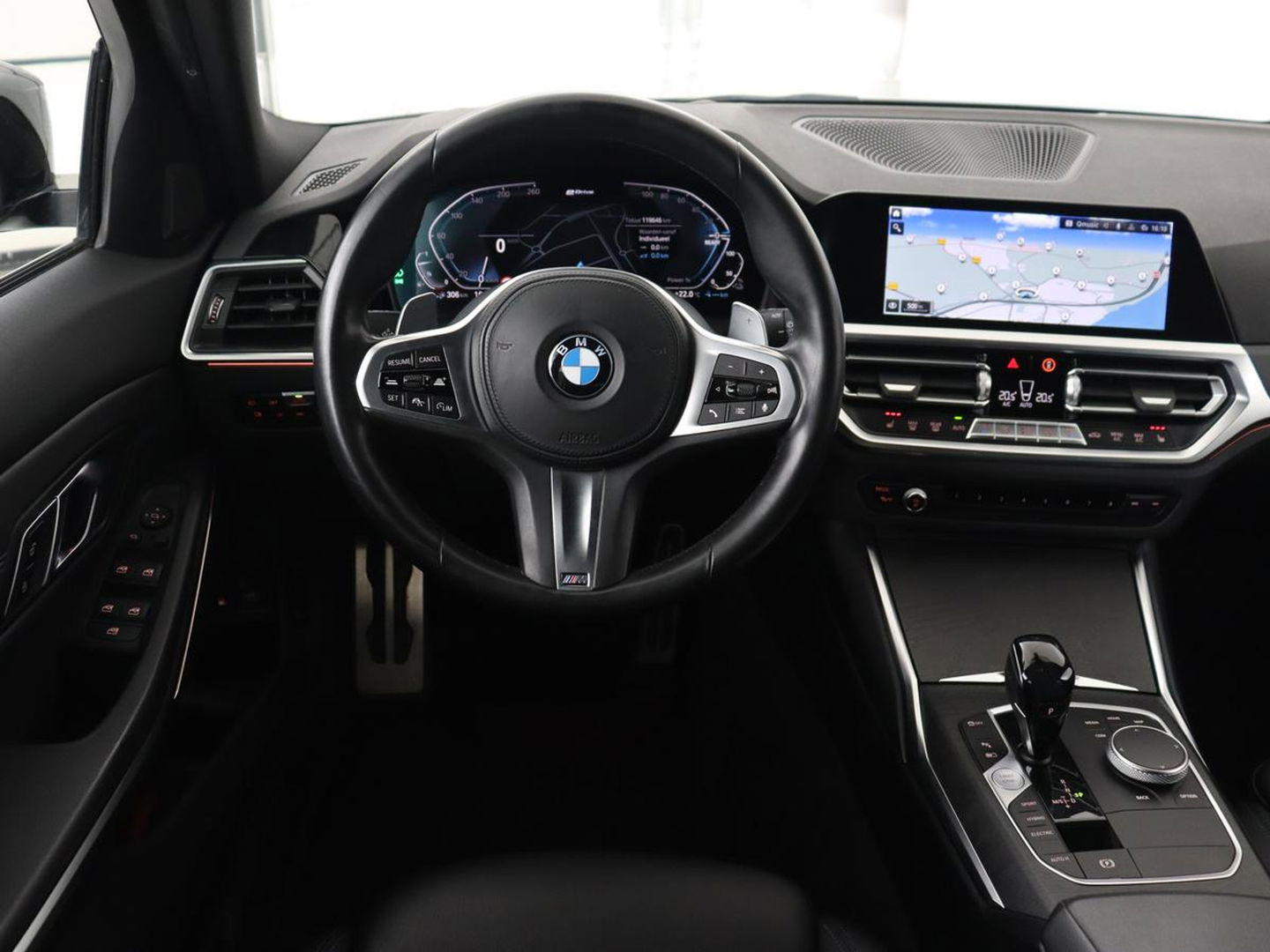 BMW 3-serie 320e M Sport | Head-Up | LaserLight | Stoelverwarming | Adaptive cruise | Sfeerverlichting | Carplay | Sportstoelen