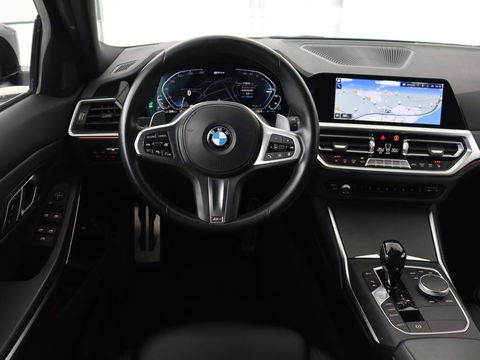 BMW 3-serie 320e M Sport | Head-Up | LaserLight | Stoelverwarming | Adaptive cruise | Sfeerverlichting | Carplay | Sportstoelen