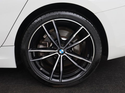 BMW 3-serie 320e M Sport | Head-Up | LaserLight | Stoelverwarming | Adaptive cruise | Sfeerverlichting | Carplay | Sportstoelen