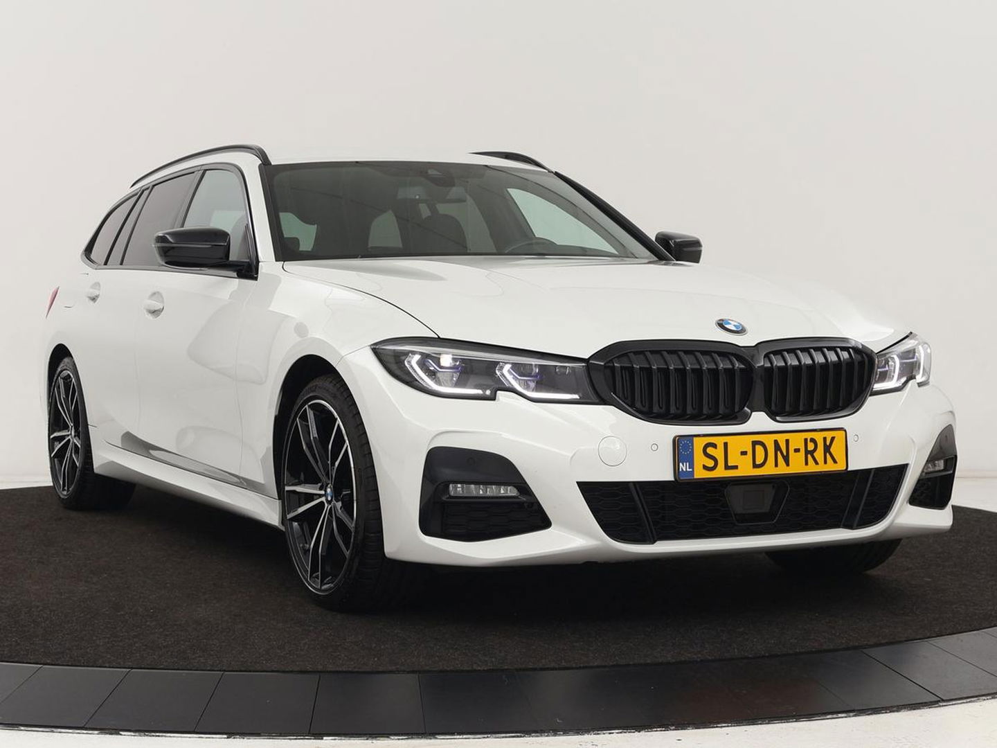 BMW 3-serie 320e M Sport | Head-Up | LaserLight | Stoelverwarming | Adaptive cruise | Sfeerverlichting | Carplay | Sportstoelen