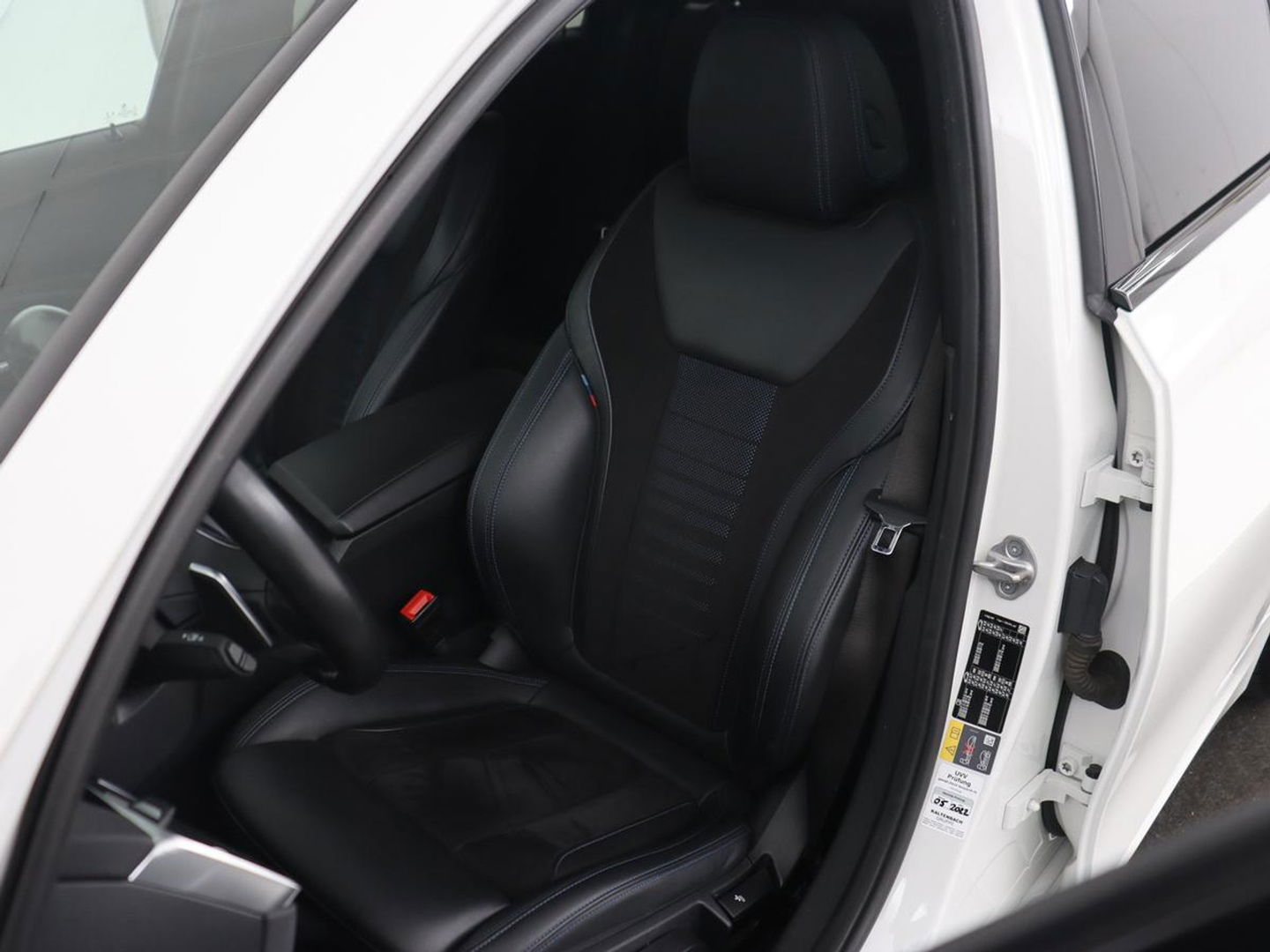 BMW 3-serie 320e M Sport | Head-Up | LaserLight | Stoelverwarming | Adaptive cruise | Sfeerverlichting | Carplay | Sportstoelen