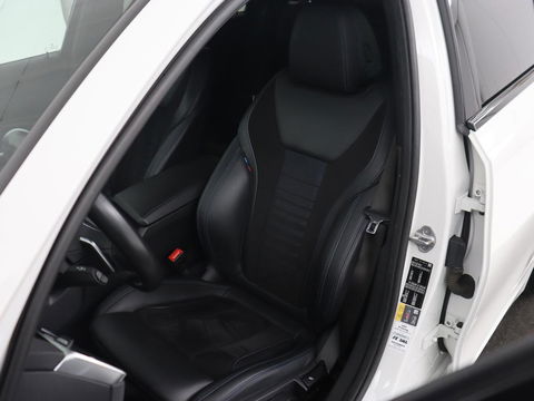 BMW 3-serie 320e M Sport | Head-Up | LaserLight | Stoelverwarming | Adaptive cruise | Sfeerverlichting | Carplay | Sportstoelen