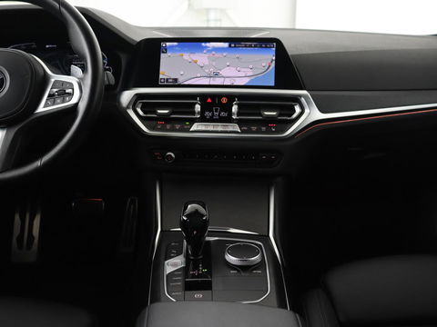 BMW 3-serie 320e M Sport | Head-Up | LaserLight | Stoelverwarming | Adaptive cruise | Sfeerverlichting | Carplay | Sportstoelen