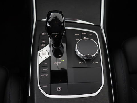 BMW 3-serie 320e M Sport | Head-Up | LaserLight | Stoelverwarming | Adaptive cruise | Sfeerverlichting | Carplay | Sportstoelen
