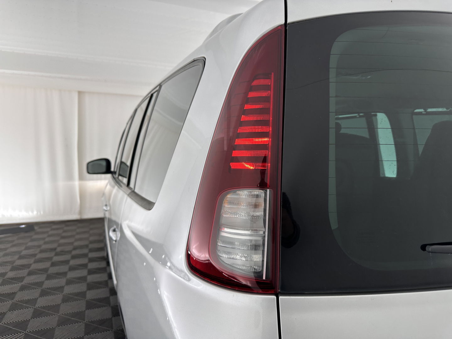 Renault Grand Espace 2.0 dCi Initiale [ 7-Pers ] Aut. *1/2LEATHER | XENON | NAVI-FULLMAP | CAMERA | COMFORT/ HEATED-SEATS | ECC | PDC | CRUISE | 17''ALU*