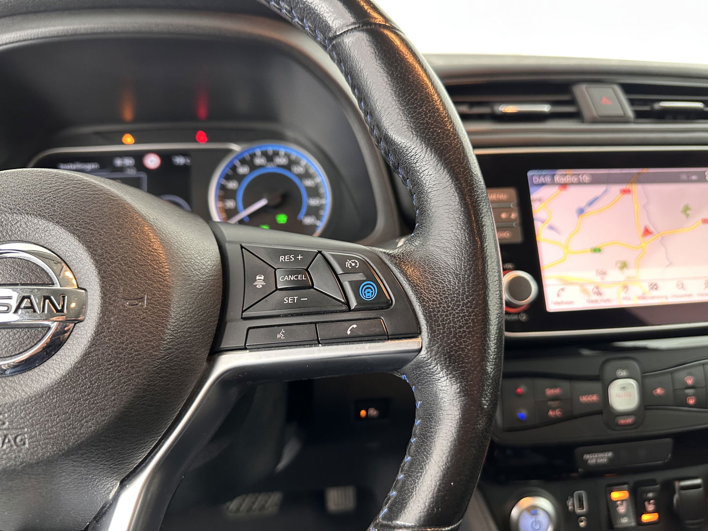 Nissan Leaf Tekna 40 kWh Aut. *LUXURY-LEATHER | FULL-LED | BOSE-SURROUND | DIGI-COCKPIT | ADAPTIVE-CRUISE | TOPVIEW | KEYLESS | NAVI-FULLMAP | BLINDSPOT | DAB+ | PDC | HEATED-COMFORTSEATS | PRIVACY-GLASS |
