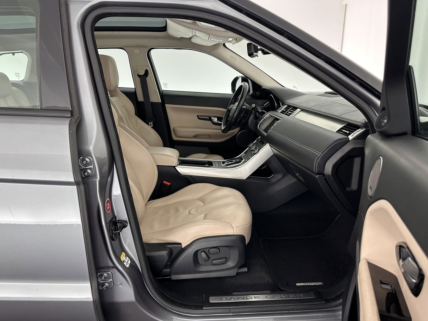 Land Rover Range Rover Evoque 2.2 SD4 4WD Prestige Aut. *PANO | LUXURY-LEATHER | BI-XENON | MERIDIAN-AUDIO | NAVI-FULLMAP | MEMORY-PACK | CAMERA | HEATED-COMFORTSEATS | ECC | SHIFT-PADDLES | PDC | CRUISE | TOWBAR  | 19''ALU *