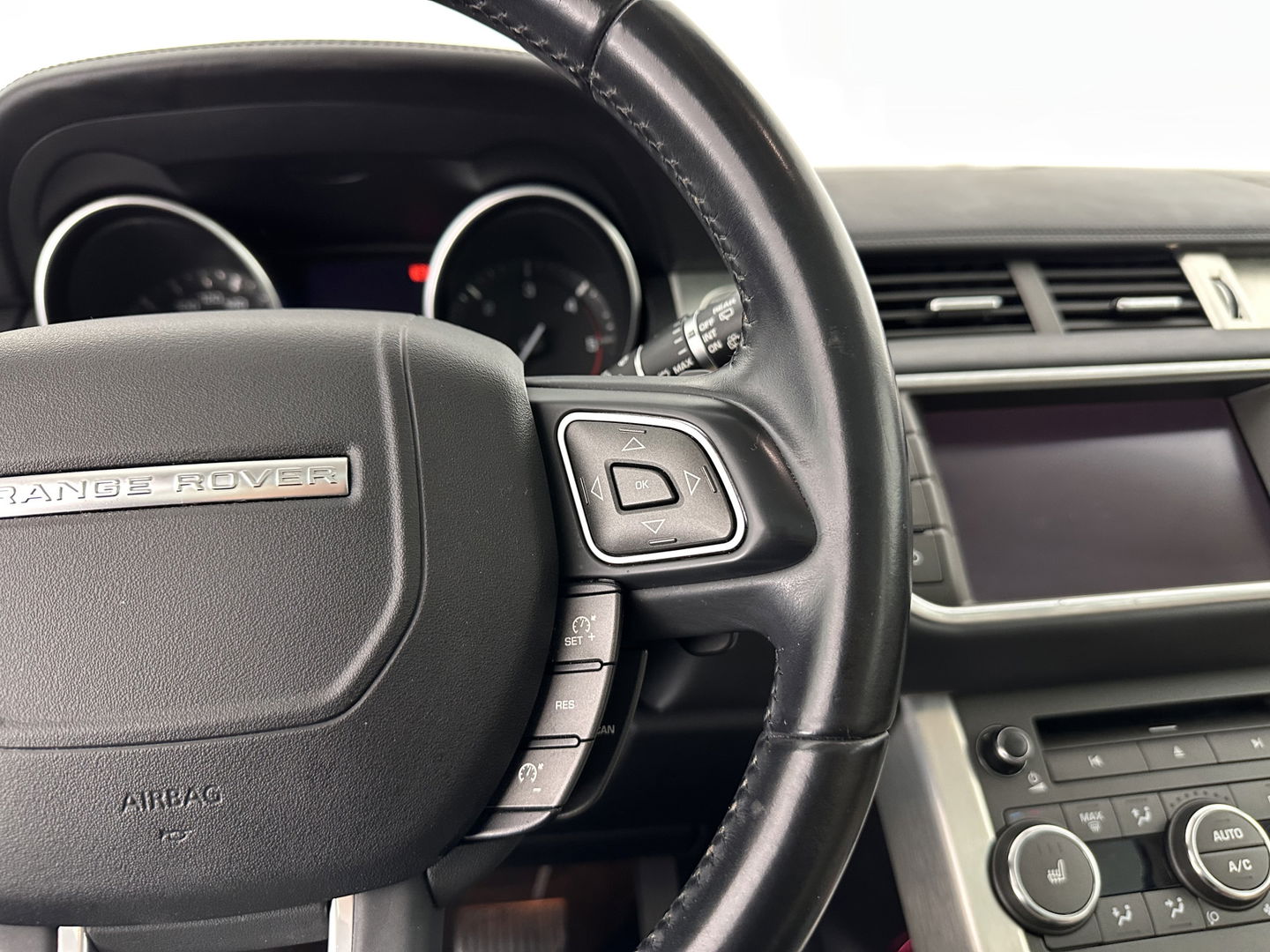 Land Rover Range Rover Evoque 2.2 SD4 4WD Prestige Aut. *PANO | LUXURY-LEATHER | BI-XENON | MERIDIAN-AUDIO | NAVI-FULLMAP | MEMORY-PACK | CAMERA | HEATED-COMFORTSEATS | ECC | SHIFT-PADDLES | PDC | CRUISE | TOWBAR  | 19''ALU *
