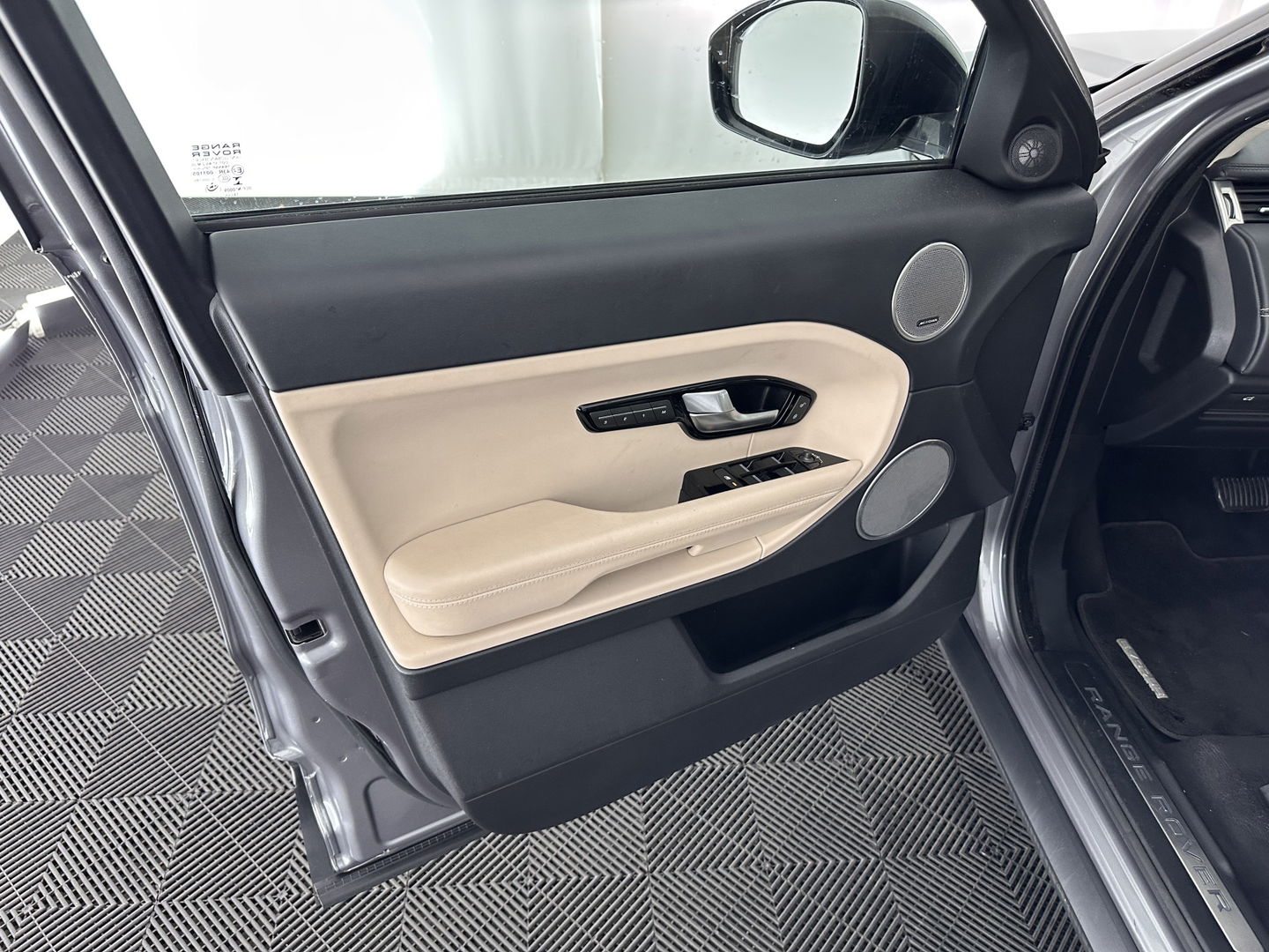 Land Rover Range Rover Evoque 2.2 SD4 4WD Prestige Aut. *PANO | LUXURY-LEATHER | BI-XENON | MERIDIAN-AUDIO | NAVI-FULLMAP | MEMORY-PACK | CAMERA | HEATED-COMFORTSEATS | ECC | SHIFT-PADDLES | PDC | CRUISE | TOWBAR  | 19''ALU *