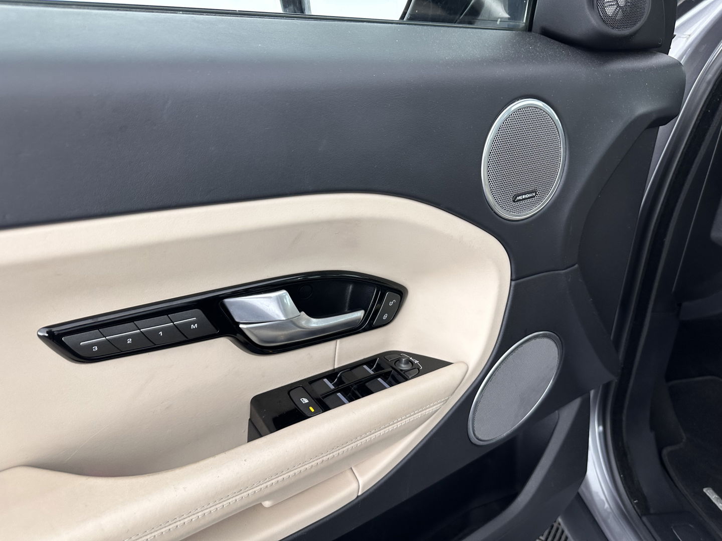 Land Rover Range Rover Evoque 2.2 SD4 4WD Prestige Aut. *PANO | LUXURY-LEATHER | BI-XENON | MERIDIAN-AUDIO | NAVI-FULLMAP | MEMORY-PACK | CAMERA | HEATED-COMFORTSEATS | ECC | SHIFT-PADDLES | PDC | CRUISE | TOWBAR  | 19''ALU *