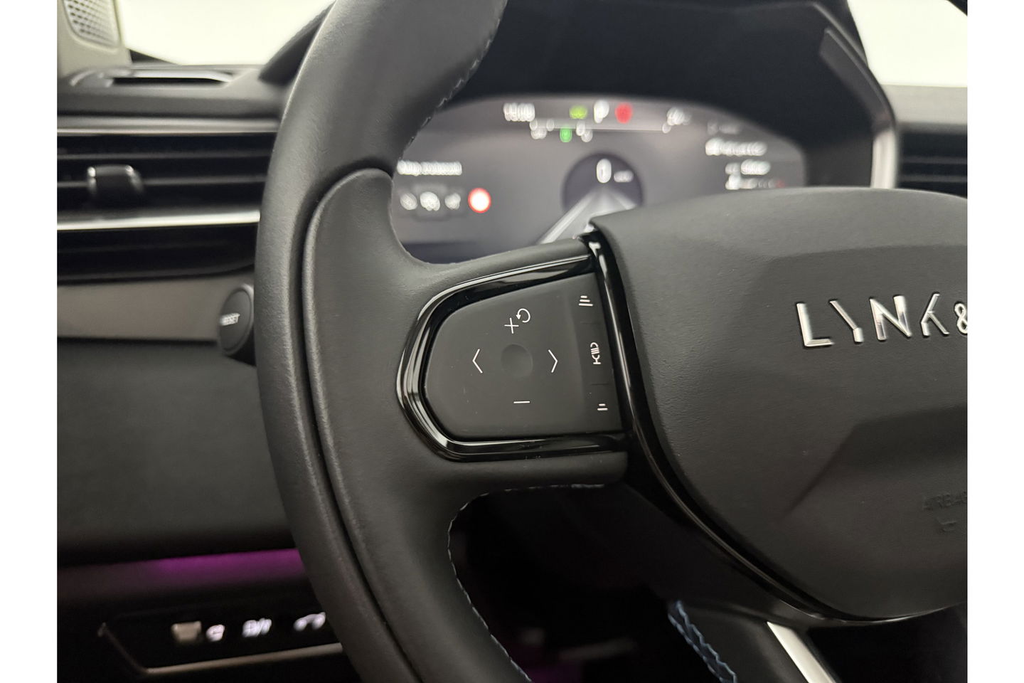 Lynk Co 01 1.5 | Black Edition | 262PK Pano LED Sfeer 360Camera Carplay Memory ACC Virtual Clima Navi PDC 19"LMV