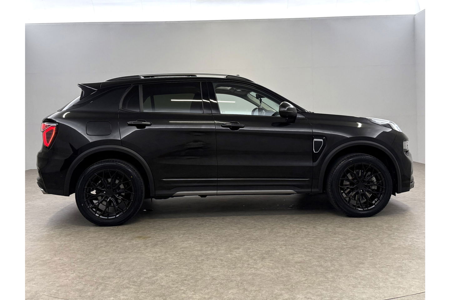 Lynk Co 01 1.5 | Black Edition | 262PK Pano LED Sfeer 360Camera Carplay Memory ACC Virtual Clima Navi PDC 19"LMV