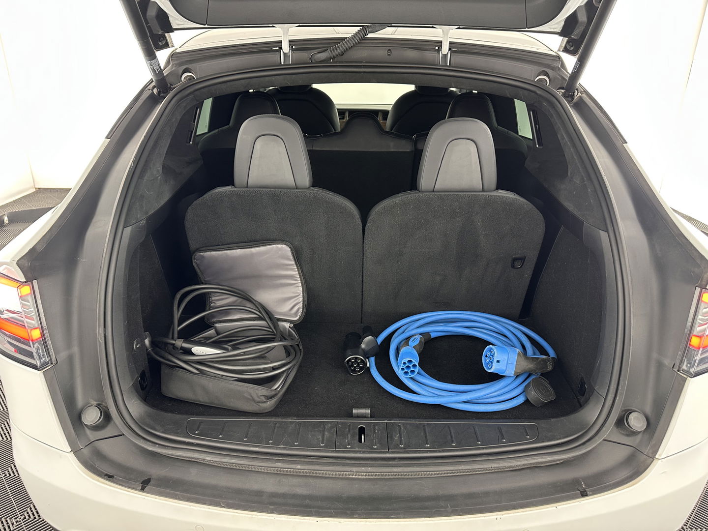 Tesla Model X Long Range [ 7-Pers. ] Aut. *PANO-WINDOW | AUTO-PILOT | LUXURY-LEATHER | TOP-VIEW | NAVI-FULLMAP | FULL-LED | AIR-SUSPENSION | DIGI-COCKPIT | KEYLESS | CAMERA | DAB+ | HEATED-COMFORTSEATS | 22''ALU*
