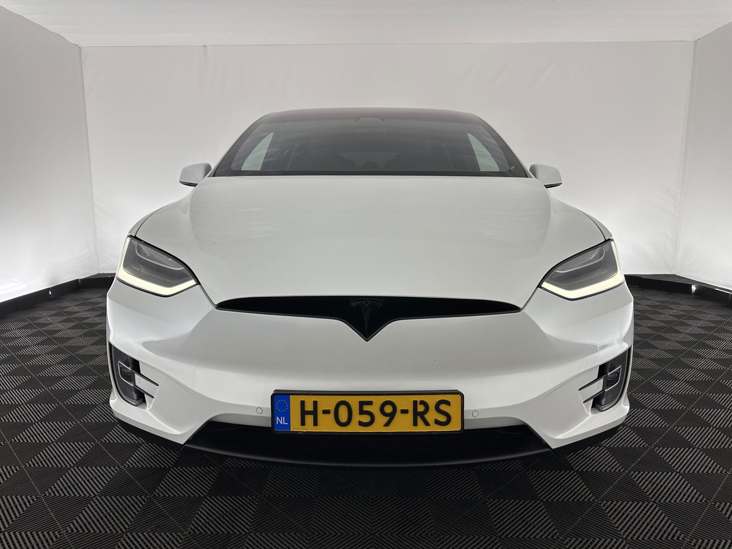 Tesla Model X Long Range [ 7-Pers. ] Aut. *PANO-WINDOW | AUTO-PILOT | LUXURY-LEATHER | TOP-VIEW | NAVI-FULLMAP | FULL-LED | AIR-SUSPENSION | DIGI-COCKPIT | KEYLESS | CAMERA | DAB+ | HEATED-COMFORTSEATS | 22''ALU*