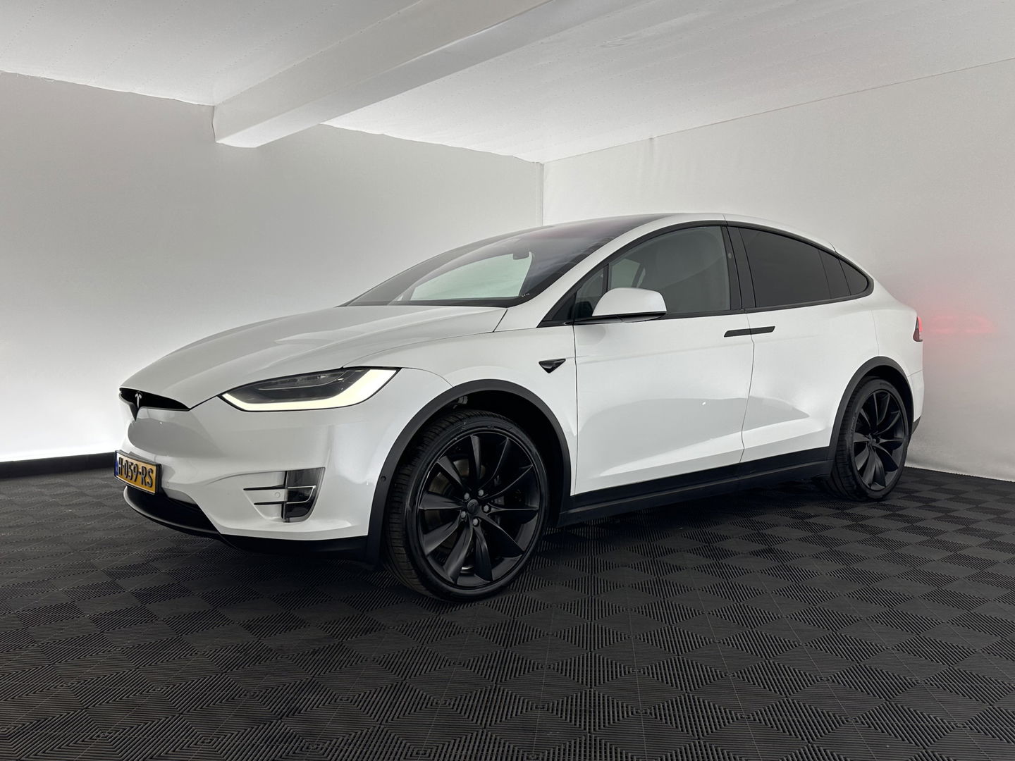 Tesla Model X Long Range [ 7-Pers. ] Aut. *PANO-WINDOW | AUTO-PILOT | LUXURY-LEATHER | TOP-VIEW | NAVI-FULLMAP | FULL-LED | AIR-SUSPENSION | DIGI-COCKPIT | KEYLESS | CAMERA | DAB+ | HEATED-COMFORTSEATS | 22''ALU*