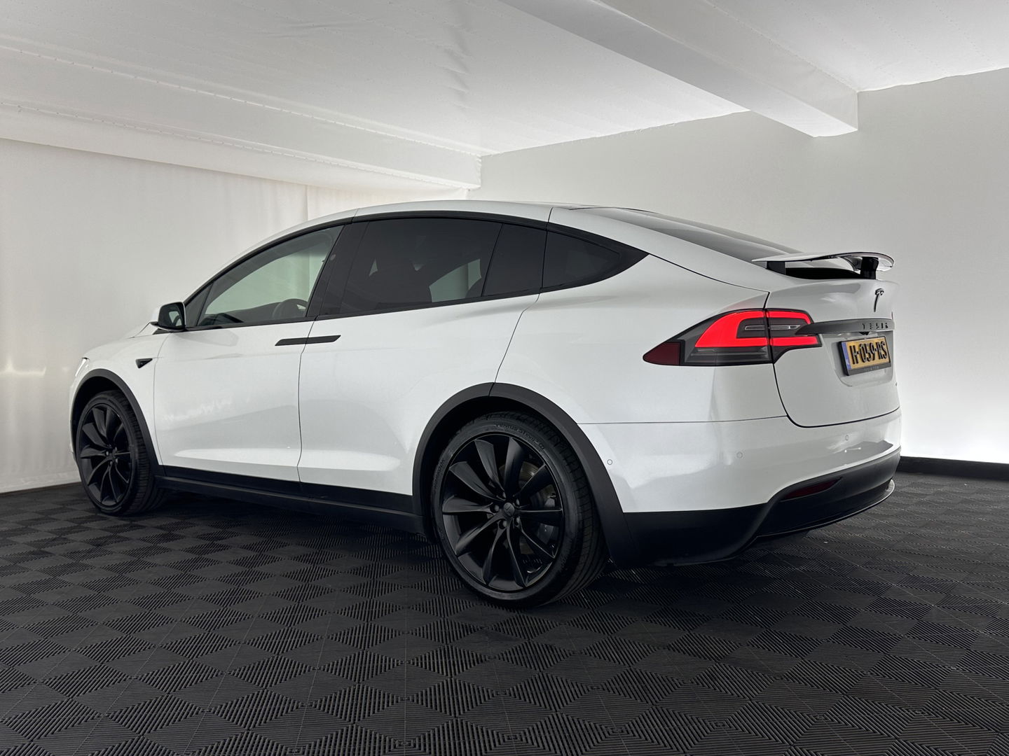 Tesla Model X Long Range [ 7-Pers. ] Aut. *PANO-WINDOW | AUTO-PILOT | LUXURY-LEATHER | TOP-VIEW | NAVI-FULLMAP | FULL-LED | AIR-SUSPENSION | DIGI-COCKPIT | KEYLESS | CAMERA | DAB+ | HEATED-COMFORTSEATS | 22''ALU*