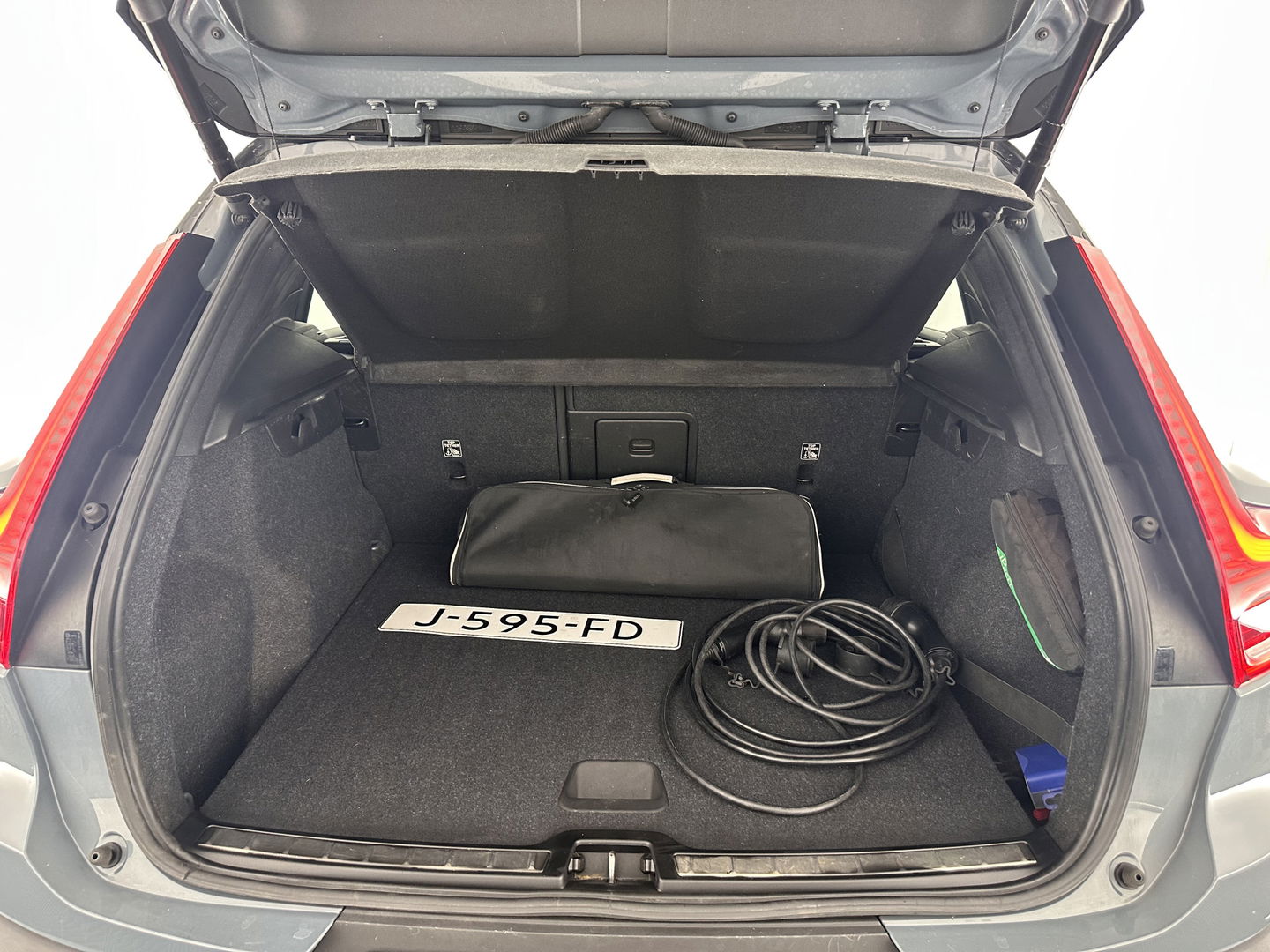Volvo XC40 1.5 T5 Recharge R-Design (INCL.BTW) (INCL-BTW) *PANO | DIGI-COCKPIT | FULL-LED | BLIND-SPOT | PREMIUM-AUDIO | KEYLESS | APP.CONNECT | NAVI-FULLMAP | ALCANTARA-LEATHER | ECC | PDC | SPORT-SEATS | 19''ALU | TOWBAR*