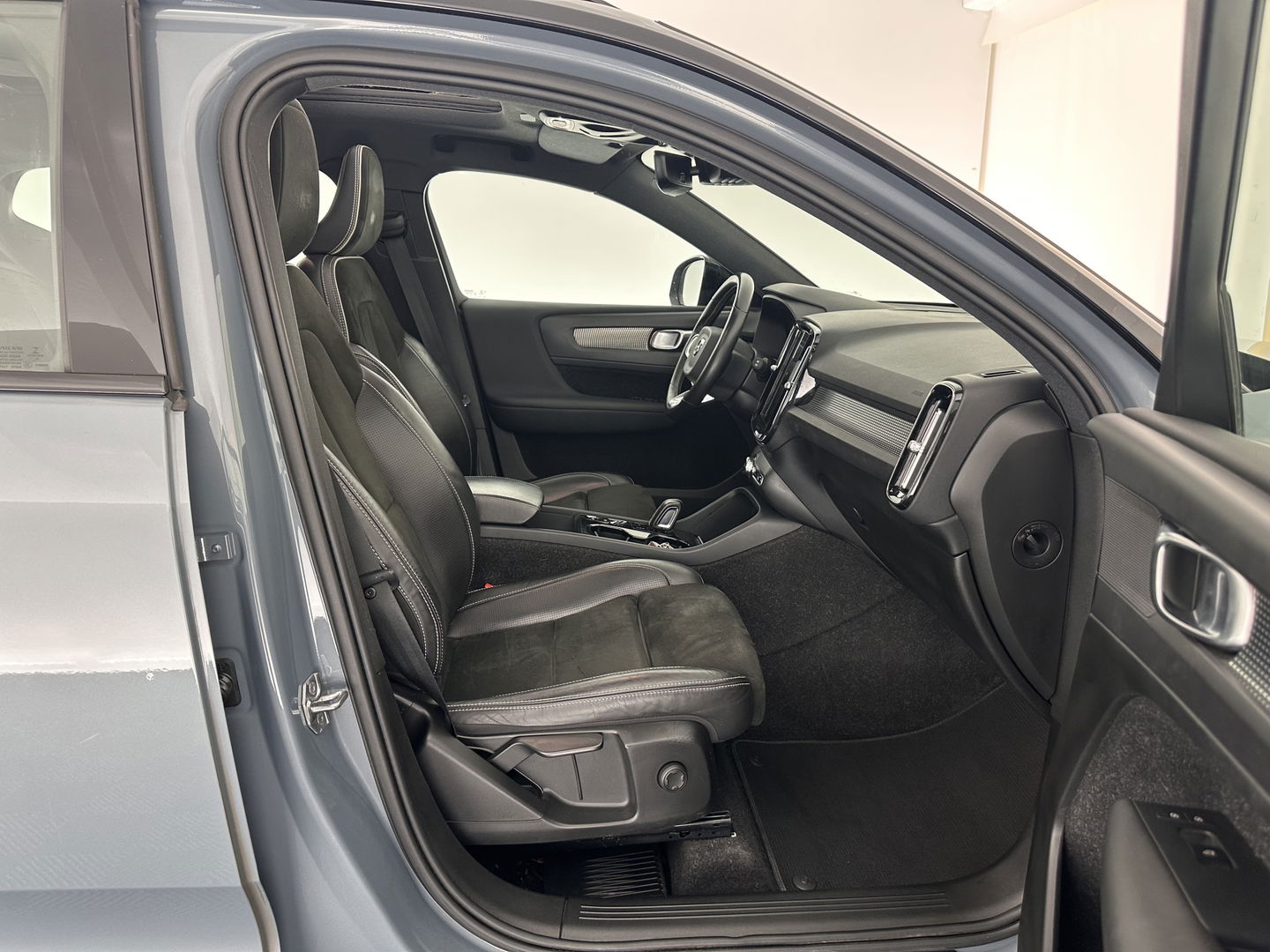 Volvo XC40 1.5 T5 Recharge R-Design (INCL.BTW) (INCL-BTW) *PANO | DIGI-COCKPIT | FULL-LED | BLIND-SPOT | PREMIUM-AUDIO | KEYLESS | APP.CONNECT | NAVI-FULLMAP | ALCANTARA-LEATHER | ECC | PDC | SPORT-SEATS | 19''ALU | TOWBAR*