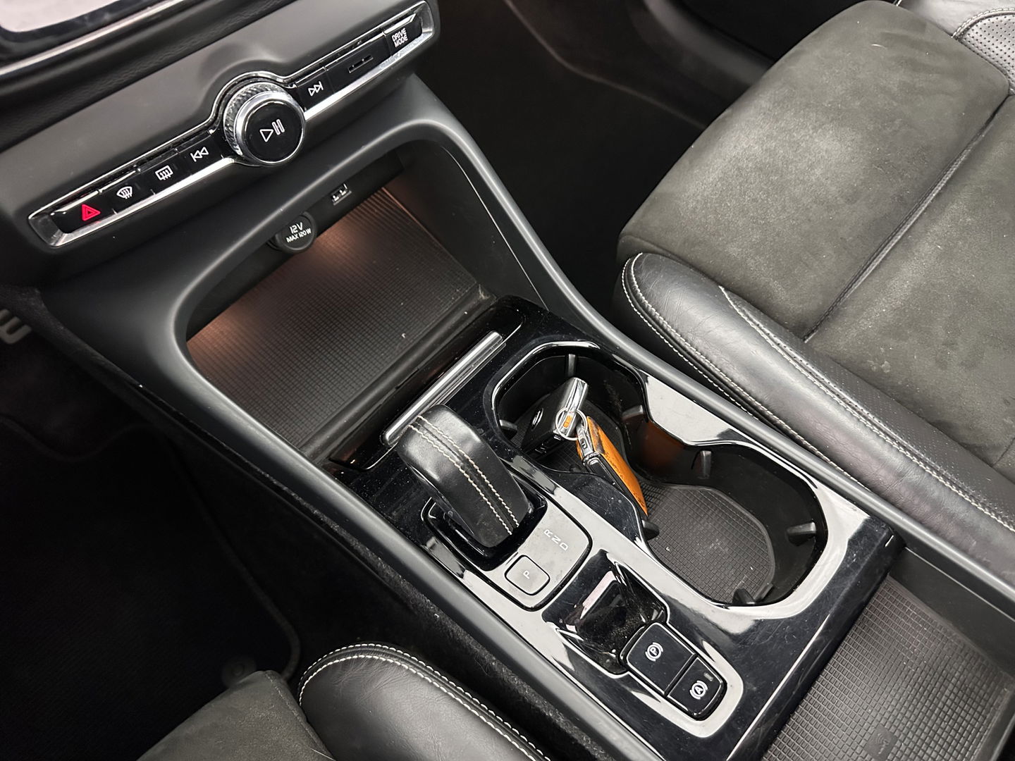 Volvo XC40 1.5 T5 Recharge R-Design (INCL.BTW) (INCL-BTW) *PANO | DIGI-COCKPIT | FULL-LED | BLIND-SPOT | PREMIUM-AUDIO | KEYLESS | APP.CONNECT | NAVI-FULLMAP | ALCANTARA-LEATHER | ECC | PDC | SPORT-SEATS | 19''ALU | TOWBAR*