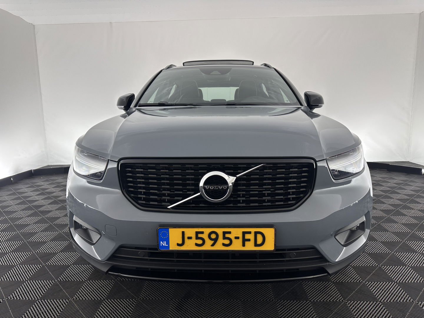 Volvo XC40 1.5 T5 Recharge R-Design (INCL.BTW) (INCL-BTW) *PANO | DIGI-COCKPIT | FULL-LED | BLIND-SPOT | PREMIUM-AUDIO | KEYLESS | APP.CONNECT | NAVI-FULLMAP | ALCANTARA-LEATHER | ECC | PDC | SPORT-SEATS | 19''ALU | TOWBAR*