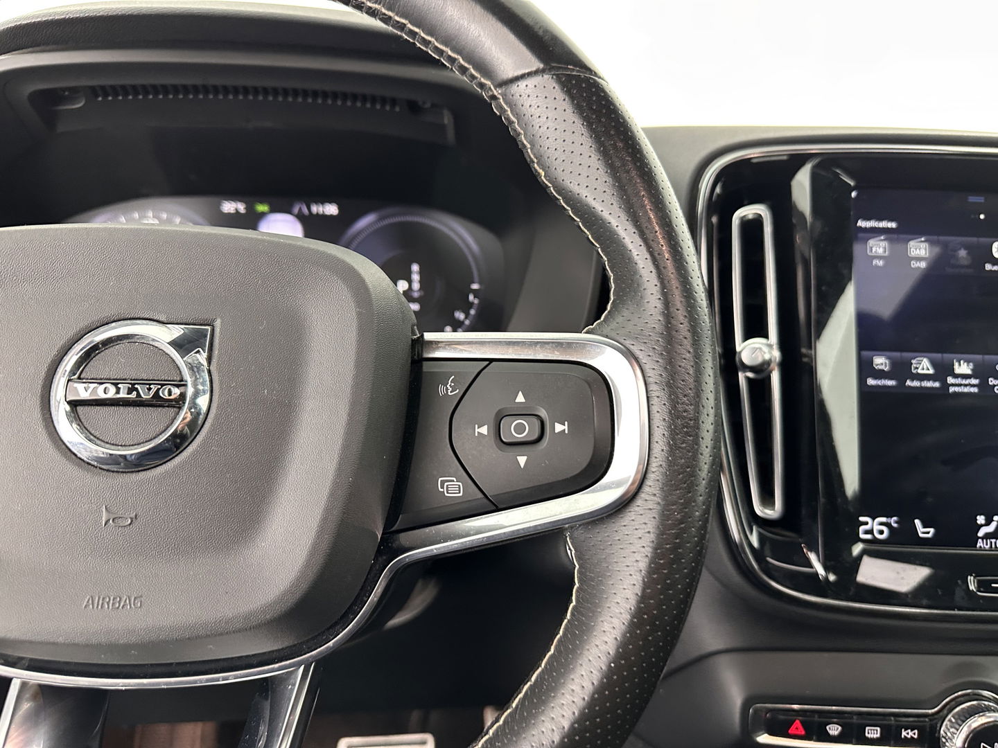 Volvo XC40 1.5 T5 Recharge R-Design (INCL.BTW) (INCL-BTW) *PANO | DIGI-COCKPIT | FULL-LED | BLIND-SPOT | PREMIUM-AUDIO | KEYLESS | APP.CONNECT | NAVI-FULLMAP | ALCANTARA-LEATHER | ECC | PDC | SPORT-SEATS | 19''ALU | TOWBAR*