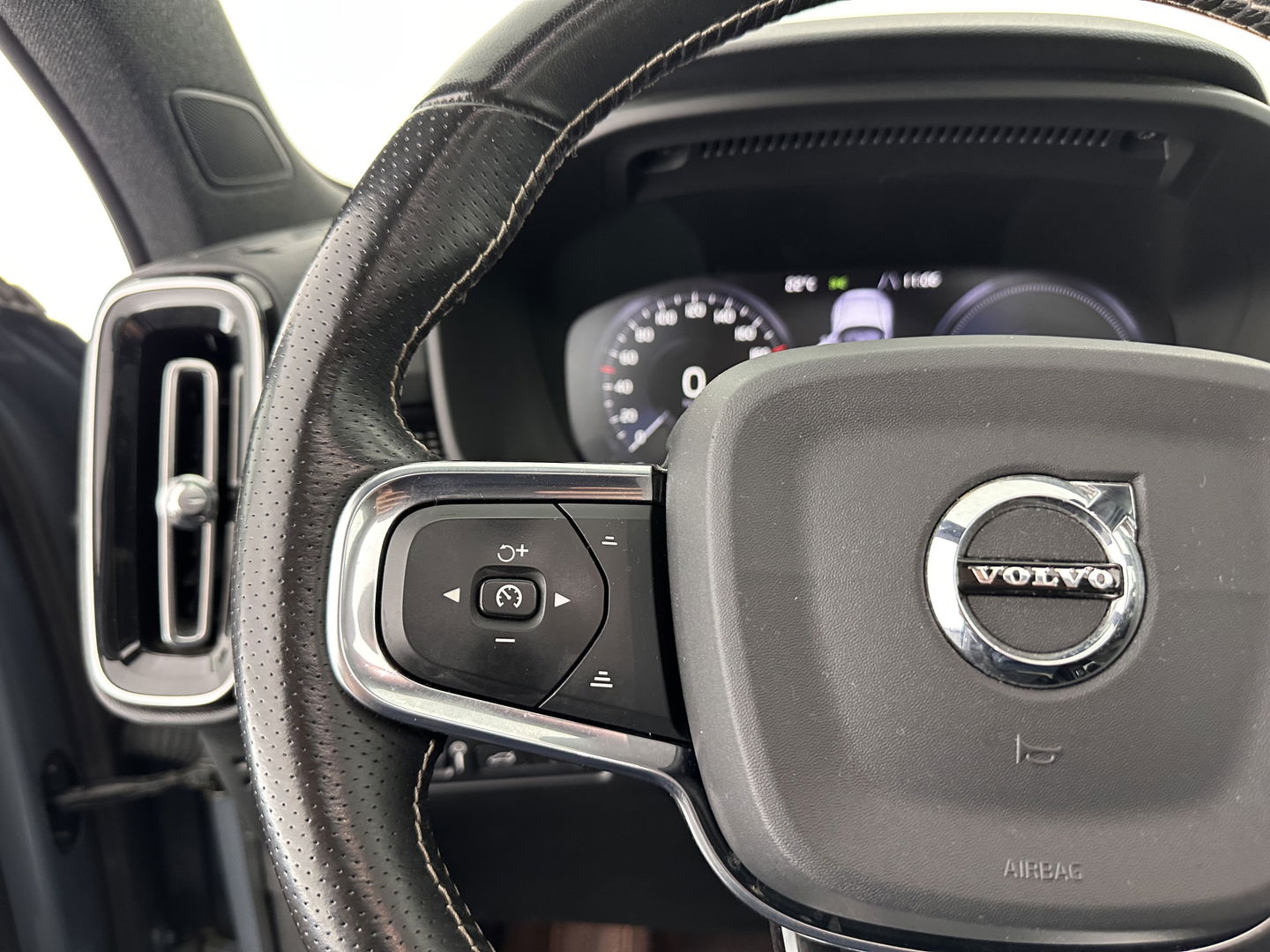 Volvo XC40 1.5 T5 Recharge R-Design (INCL.BTW) (INCL-BTW) *PANO | DIGI-COCKPIT | FULL-LED | BLIND-SPOT | PREMIUM-AUDIO | KEYLESS | APP.CONNECT | NAVI-FULLMAP | ALCANTARA-LEATHER | ECC | PDC | SPORT-SEATS | 19''ALU | TOWBAR*