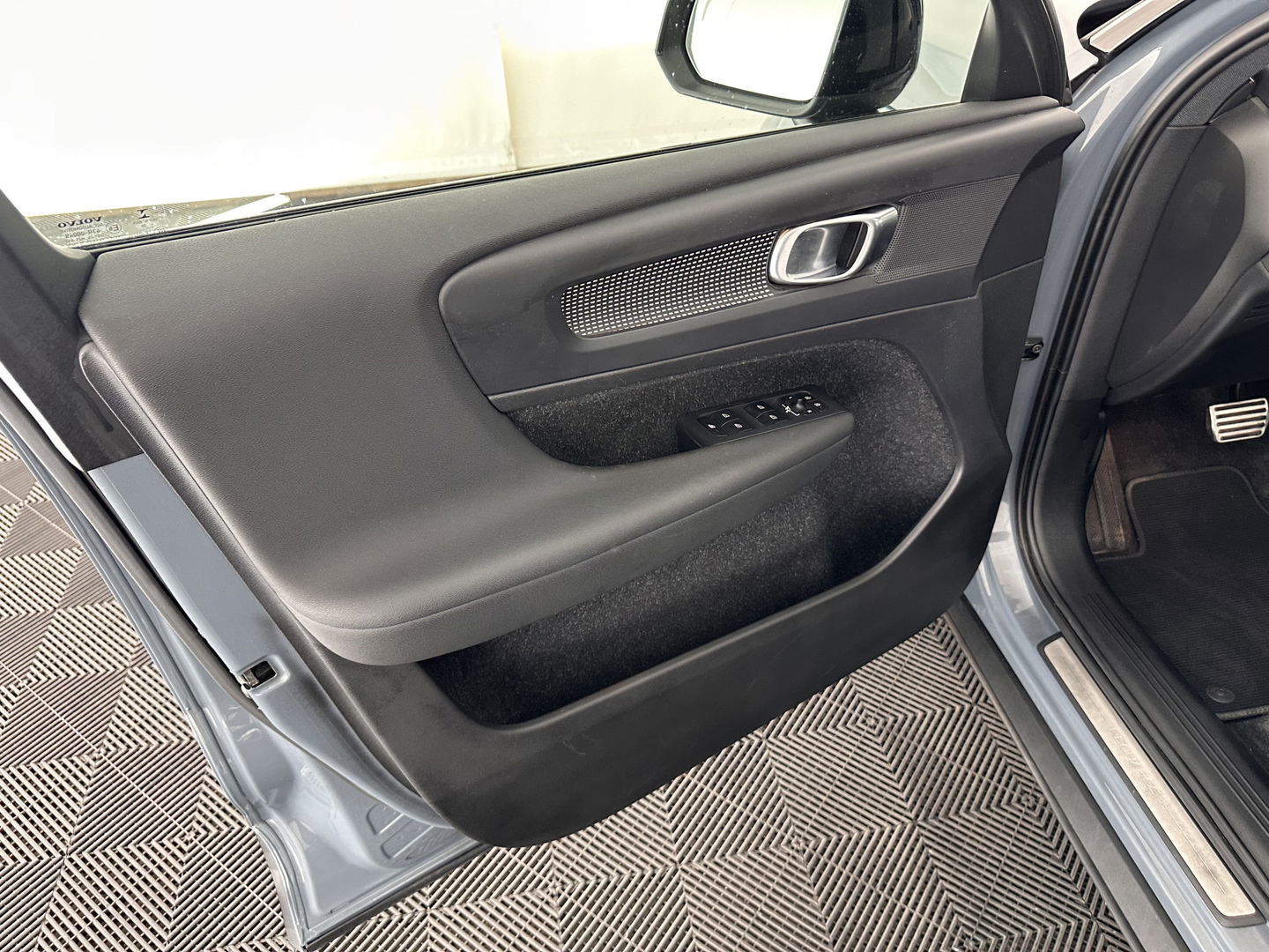 Volvo XC40 1.5 T5 Recharge R-Design (INCL.BTW) (INCL-BTW) *PANO | DIGI-COCKPIT | FULL-LED | BLIND-SPOT | PREMIUM-AUDIO | KEYLESS | APP.CONNECT | NAVI-FULLMAP | ALCANTARA-LEATHER | ECC | PDC | SPORT-SEATS | 19''ALU | TOWBAR*