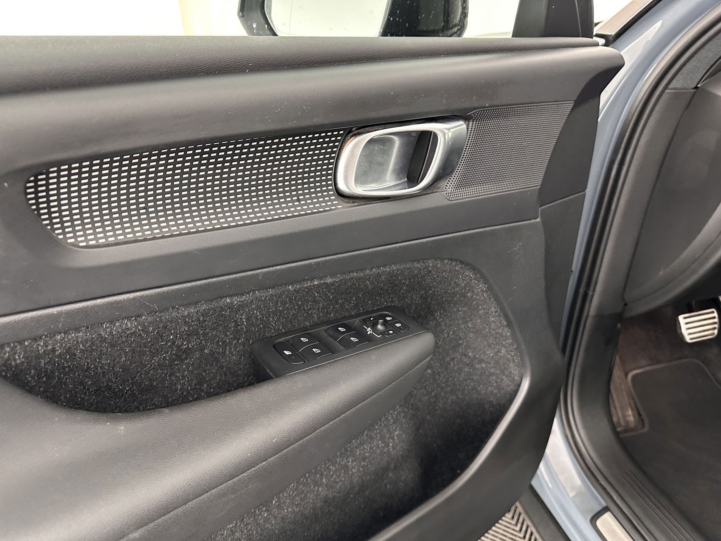 Volvo XC40 1.5 T5 Recharge R-Design (INCL.BTW) (INCL-BTW) *PANO | DIGI-COCKPIT | FULL-LED | BLIND-SPOT | PREMIUM-AUDIO | KEYLESS | APP.CONNECT | NAVI-FULLMAP | ALCANTARA-LEATHER | ECC | PDC | SPORT-SEATS | 19''ALU | TOWBAR*
