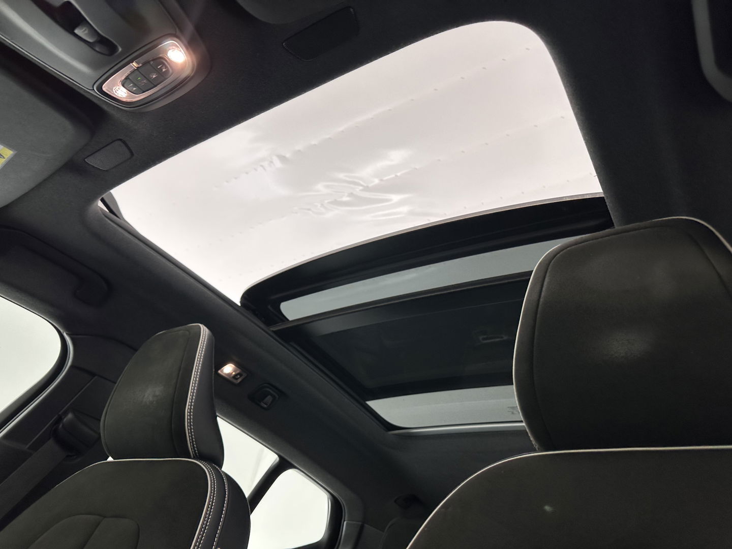 Volvo XC40 1.5 T5 Recharge R-Design (INCL.BTW) (INCL-BTW) *PANO | DIGI-COCKPIT | FULL-LED | BLIND-SPOT | PREMIUM-AUDIO | KEYLESS | APP.CONNECT | NAVI-FULLMAP | ALCANTARA-LEATHER | ECC | PDC | SPORT-SEATS | 19''ALU | TOWBAR*