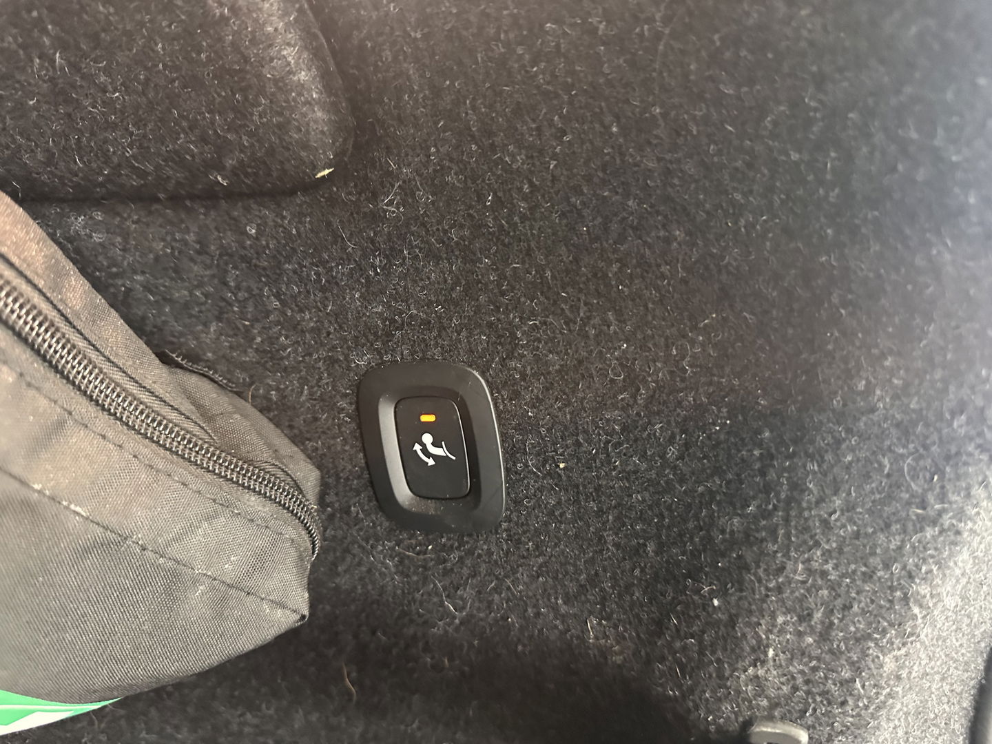 Volvo XC40 1.5 T5 Recharge R-Design (INCL.BTW) (INCL-BTW) *PANO | DIGI-COCKPIT | FULL-LED | BLIND-SPOT | PREMIUM-AUDIO | KEYLESS | APP.CONNECT | NAVI-FULLMAP | ALCANTARA-LEATHER | ECC | PDC | SPORT-SEATS | 19''ALU | TOWBAR*