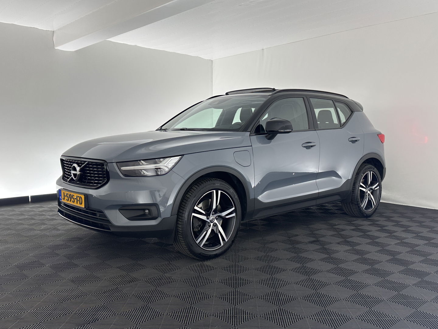 Volvo XC40 1.5 T5 Recharge R-Design (INCL.BTW) (INCL-BTW) *PANO | DIGI-COCKPIT | FULL-LED | BLIND-SPOT | PREMIUM-AUDIO | KEYLESS | APP.CONNECT | NAVI-FULLMAP | ALCANTARA-LEATHER | ECC | PDC | SPORT-SEATS | 19''ALU | TOWBAR*