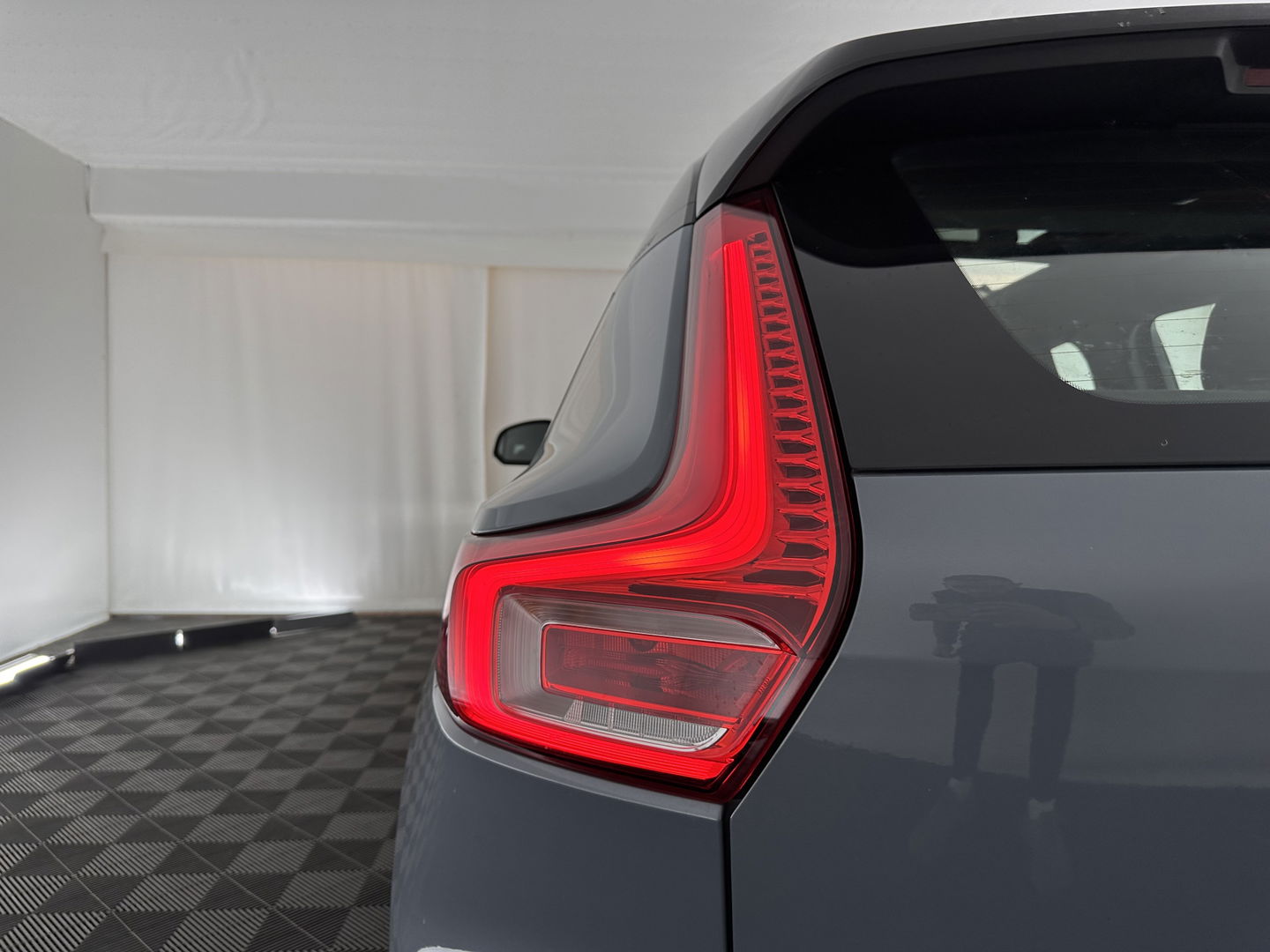 Volvo XC40 1.5 T5 Recharge R-Design (INCL.BTW) (INCL-BTW) *PANO | DIGI-COCKPIT | FULL-LED | BLIND-SPOT | PREMIUM-AUDIO | KEYLESS | APP.CONNECT | NAVI-FULLMAP | ALCANTARA-LEATHER | ECC | PDC | SPORT-SEATS | 19''ALU | TOWBAR*