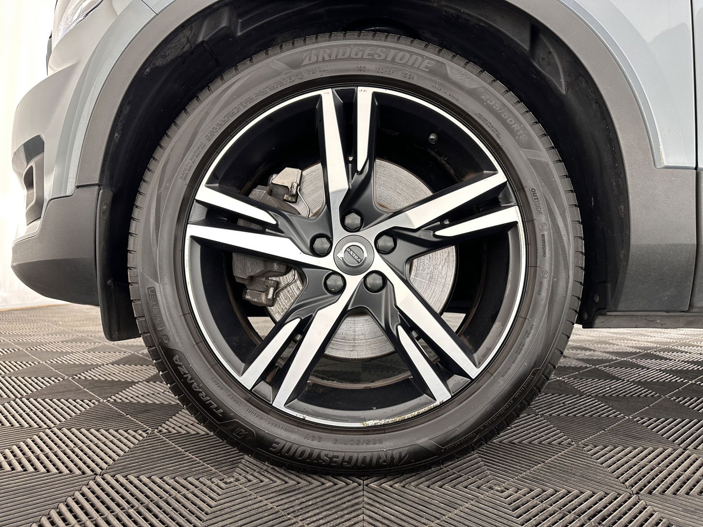 Volvo XC40 1.5 T5 Recharge R-Design (INCL.BTW) (INCL-BTW) *PANO | DIGI-COCKPIT | FULL-LED | BLIND-SPOT | PREMIUM-AUDIO | KEYLESS | APP.CONNECT | NAVI-FULLMAP | ALCANTARA-LEATHER | ECC | PDC | SPORT-SEATS | 19''ALU | TOWBAR*
