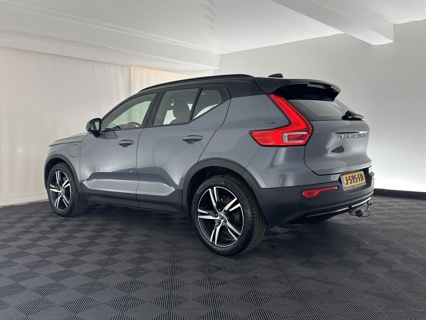 Volvo XC40 1.5 T5 Recharge R-Design (INCL.BTW) (INCL-BTW) *PANO | DIGI-COCKPIT | FULL-LED | BLIND-SPOT | PREMIUM-AUDIO | KEYLESS | APP.CONNECT | NAVI-FULLMAP | ALCANTARA-LEATHER | ECC | PDC | SPORT-SEATS | 19''ALU | TOWBAR*