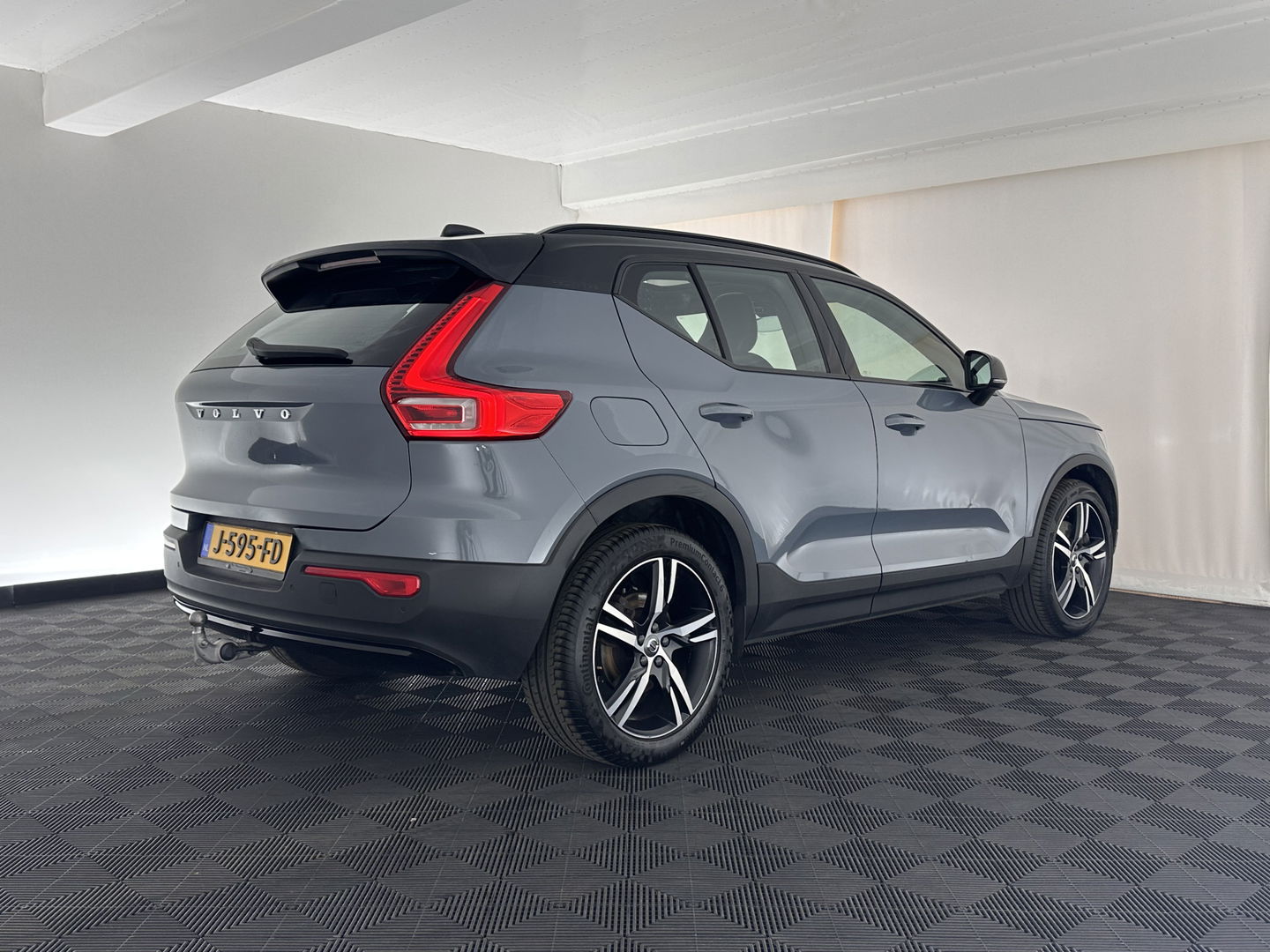 Volvo XC40 1.5 T5 Recharge R-Design (INCL.BTW) (INCL-BTW) *PANO | DIGI-COCKPIT | FULL-LED | BLIND-SPOT | PREMIUM-AUDIO | KEYLESS | APP.CONNECT | NAVI-FULLMAP | ALCANTARA-LEATHER | ECC | PDC | SPORT-SEATS | 19''ALU | TOWBAR*