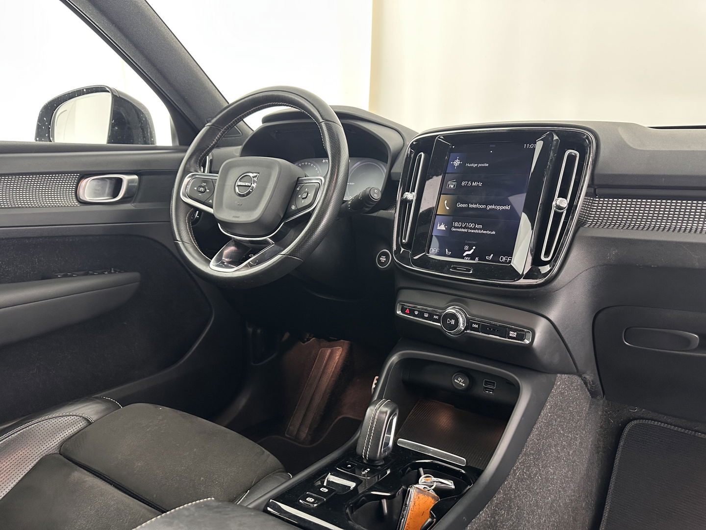 Volvo XC40 1.5 T5 Recharge R-Design (INCL.BTW) (INCL-BTW) *PANO | DIGI-COCKPIT | FULL-LED | BLIND-SPOT | PREMIUM-AUDIO | KEYLESS | APP.CONNECT | NAVI-FULLMAP | ALCANTARA-LEATHER | ECC | PDC | SPORT-SEATS | 19''ALU | TOWBAR*