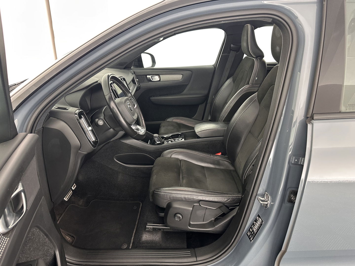 Volvo XC40 1.5 T5 Recharge R-Design (INCL.BTW) (INCL-BTW) *PANO | DIGI-COCKPIT | FULL-LED | BLIND-SPOT | PREMIUM-AUDIO | KEYLESS | APP.CONNECT | NAVI-FULLMAP | ALCANTARA-LEATHER | ECC | PDC | SPORT-SEATS | 19''ALU | TOWBAR*