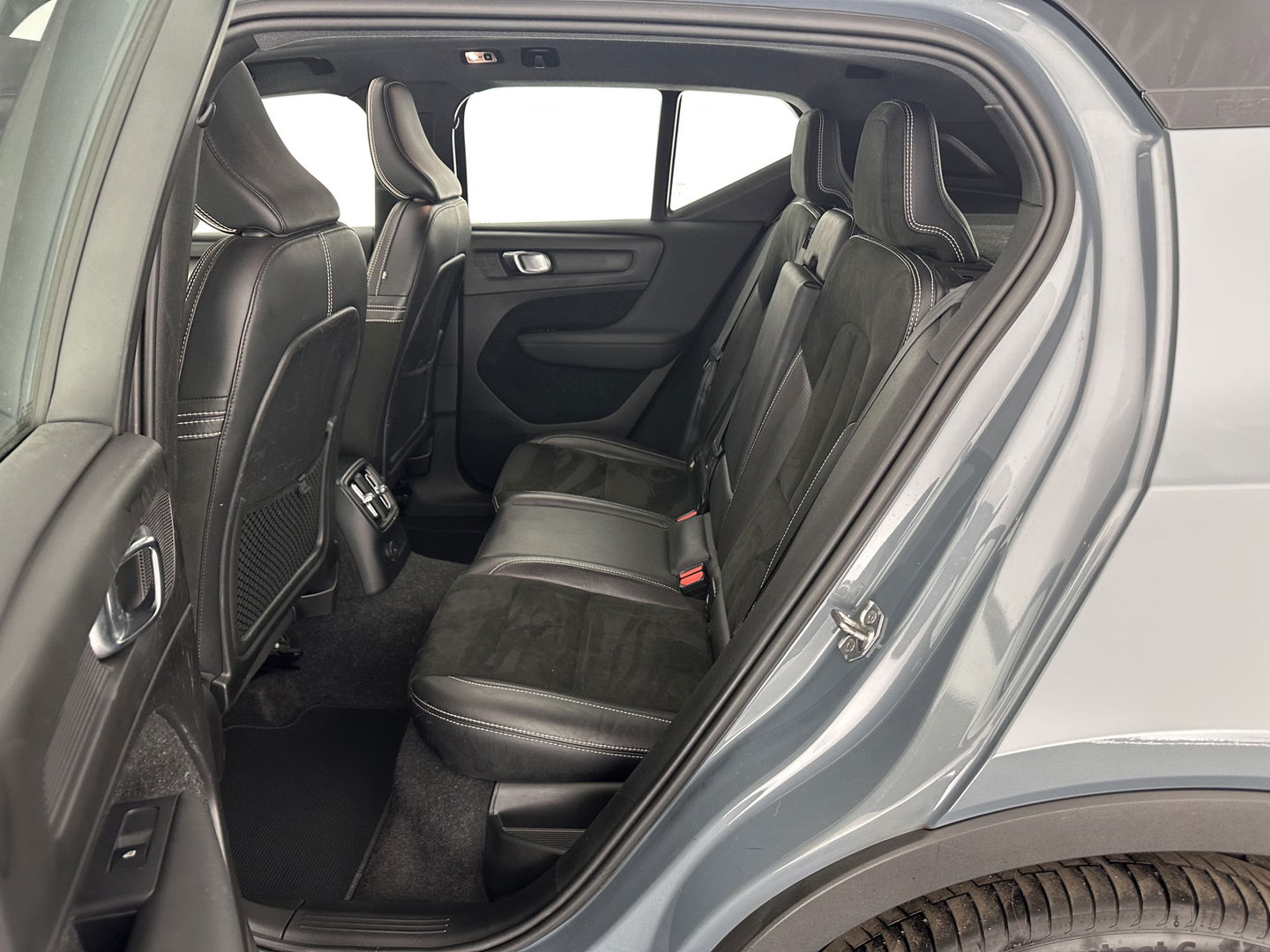 Volvo XC40 1.5 T5 Recharge R-Design (INCL.BTW) (INCL-BTW) *PANO | DIGI-COCKPIT | FULL-LED | BLIND-SPOT | PREMIUM-AUDIO | KEYLESS | APP.CONNECT | NAVI-FULLMAP | ALCANTARA-LEATHER | ECC | PDC | SPORT-SEATS | 19''ALU | TOWBAR*
