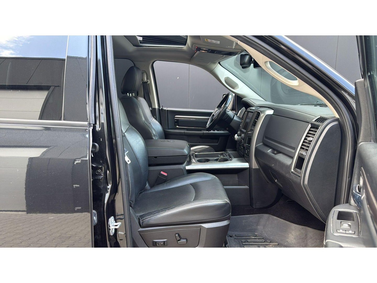 Dodge Ram 1500 5.7 V8 Crew Cab 5'7 4WD LPG Blackout