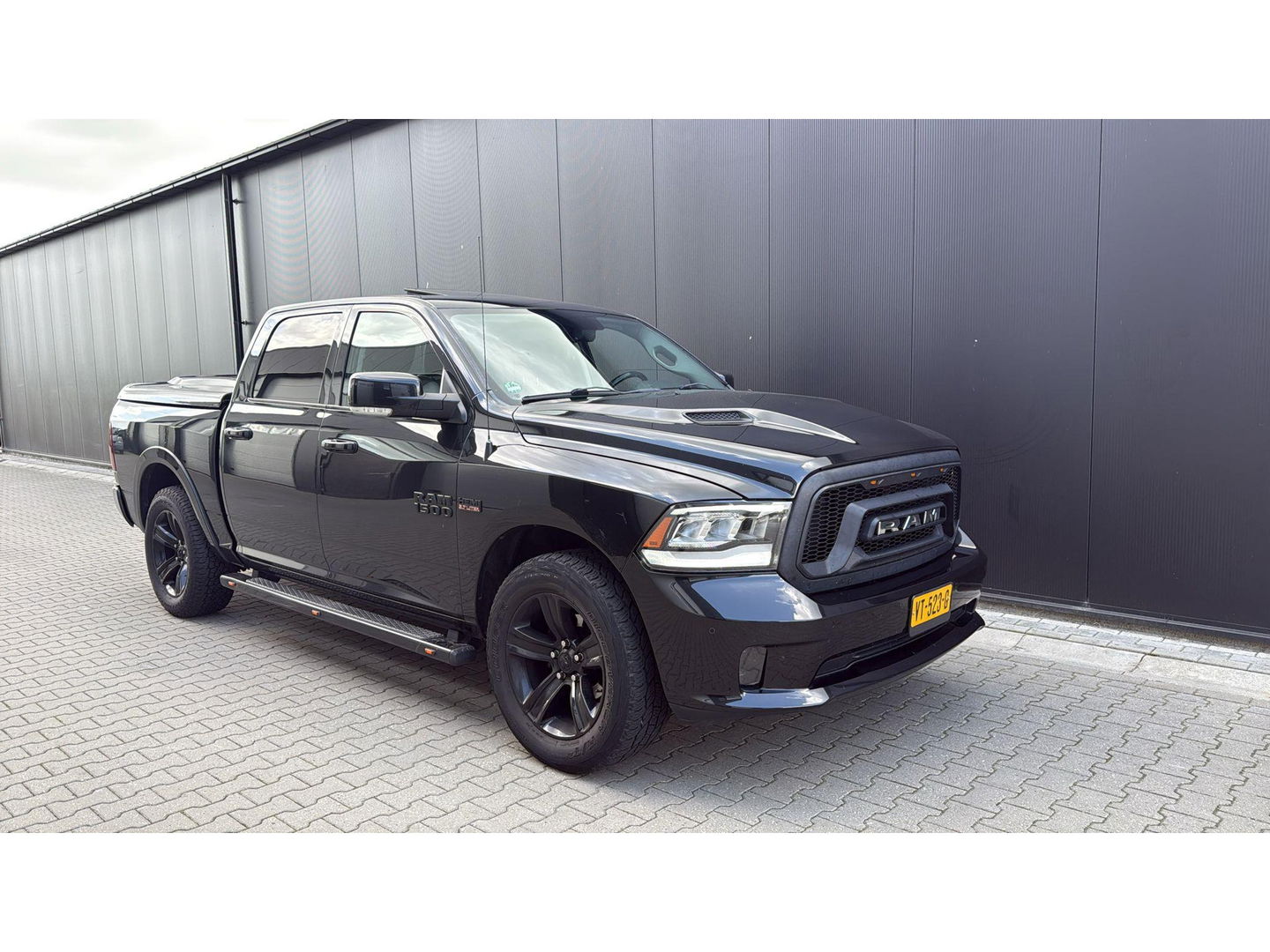 Dodge Ram 1500 5.7 V8 Crew Cab 5'7 4WD LPG Blackout