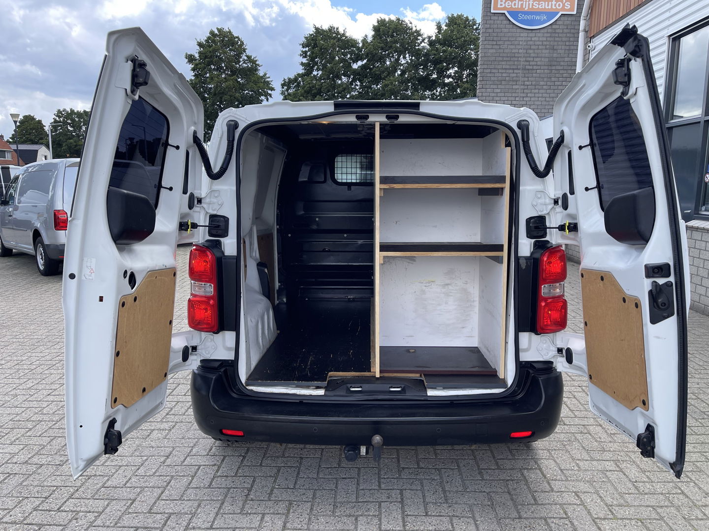Peugeot Expert 226C 1.6 BlueHDI 95 Pro automaat / vaste prijs rijklaar € 10.950 ex btw / lease vanaf € 242 / airco / cruise / trekhaak / parkeersensoren achter / euro 6