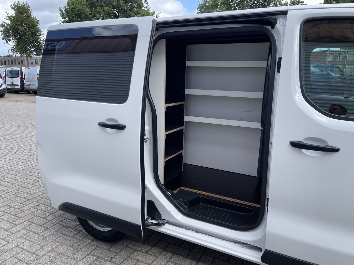 Peugeot Expert 226C 1.6 BlueHDI 95 Pro automaat / vaste prijs rijklaar € 10.950 ex btw / lease vanaf € 242 / airco / cruise / trekhaak / parkeersensoren achter / euro 6