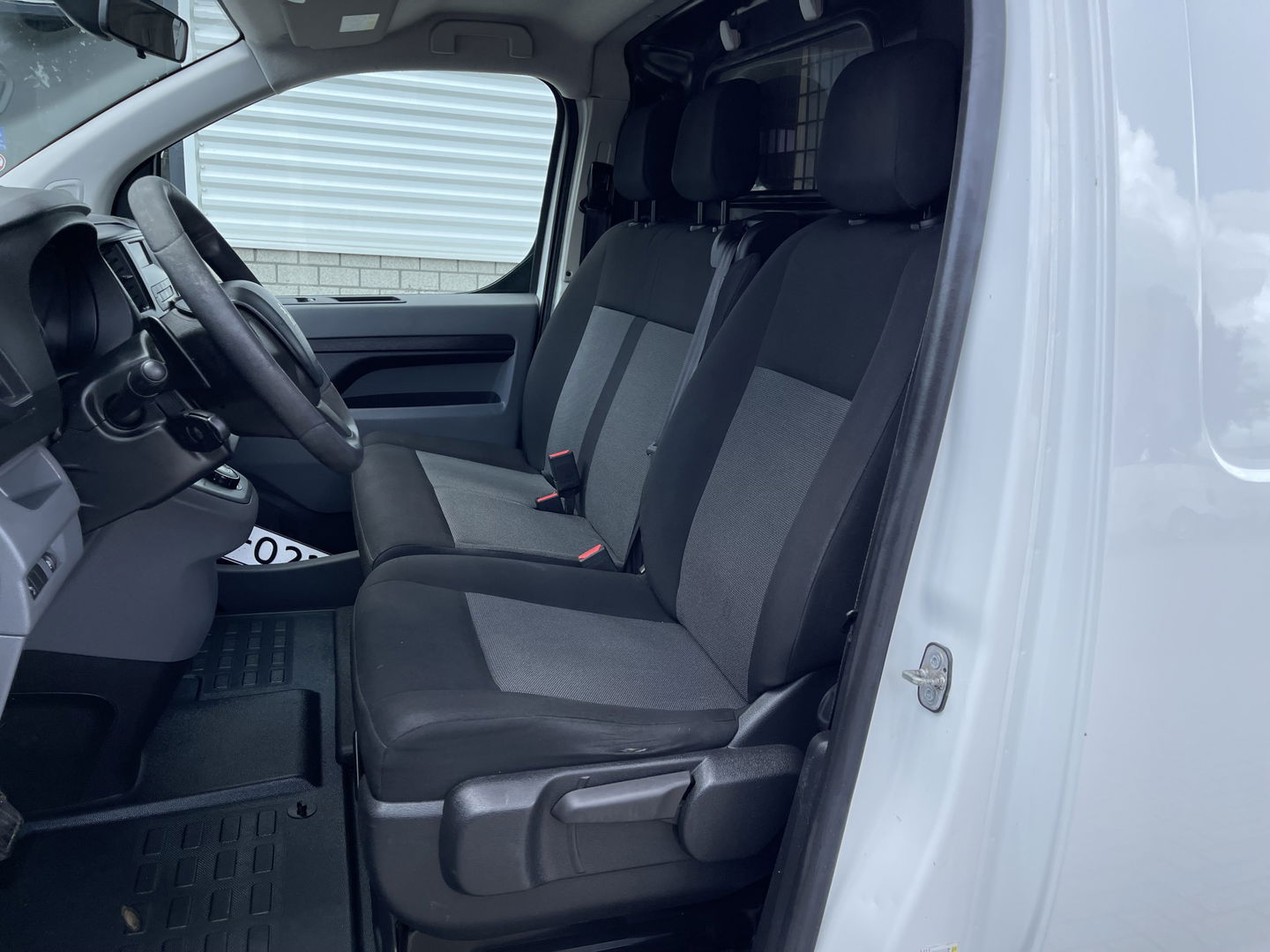 Peugeot Expert 226C 1.6 BlueHDI 95 Pro automaat / vaste prijs rijklaar € 10.950 ex btw / lease vanaf € 242 / airco / cruise / trekhaak / parkeersensoren achter / euro 6