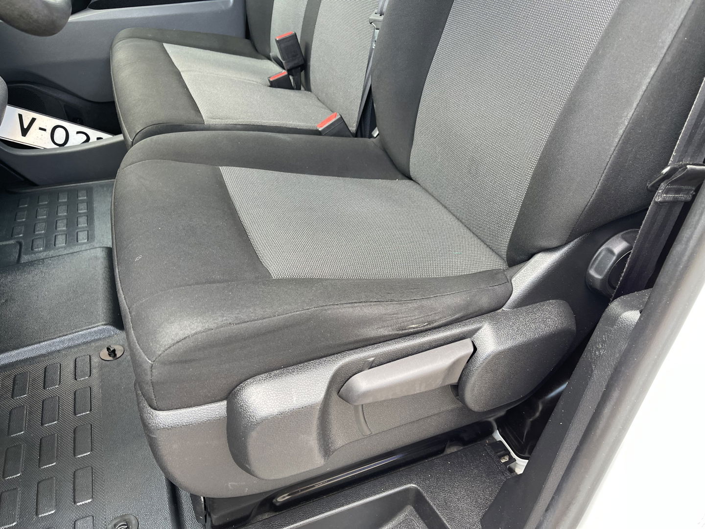 Peugeot Expert 226C 1.6 BlueHDI 95 Pro automaat / vaste prijs rijklaar € 10.950 ex btw / lease vanaf € 242 / airco / cruise / trekhaak / parkeersensoren achter / euro 6
