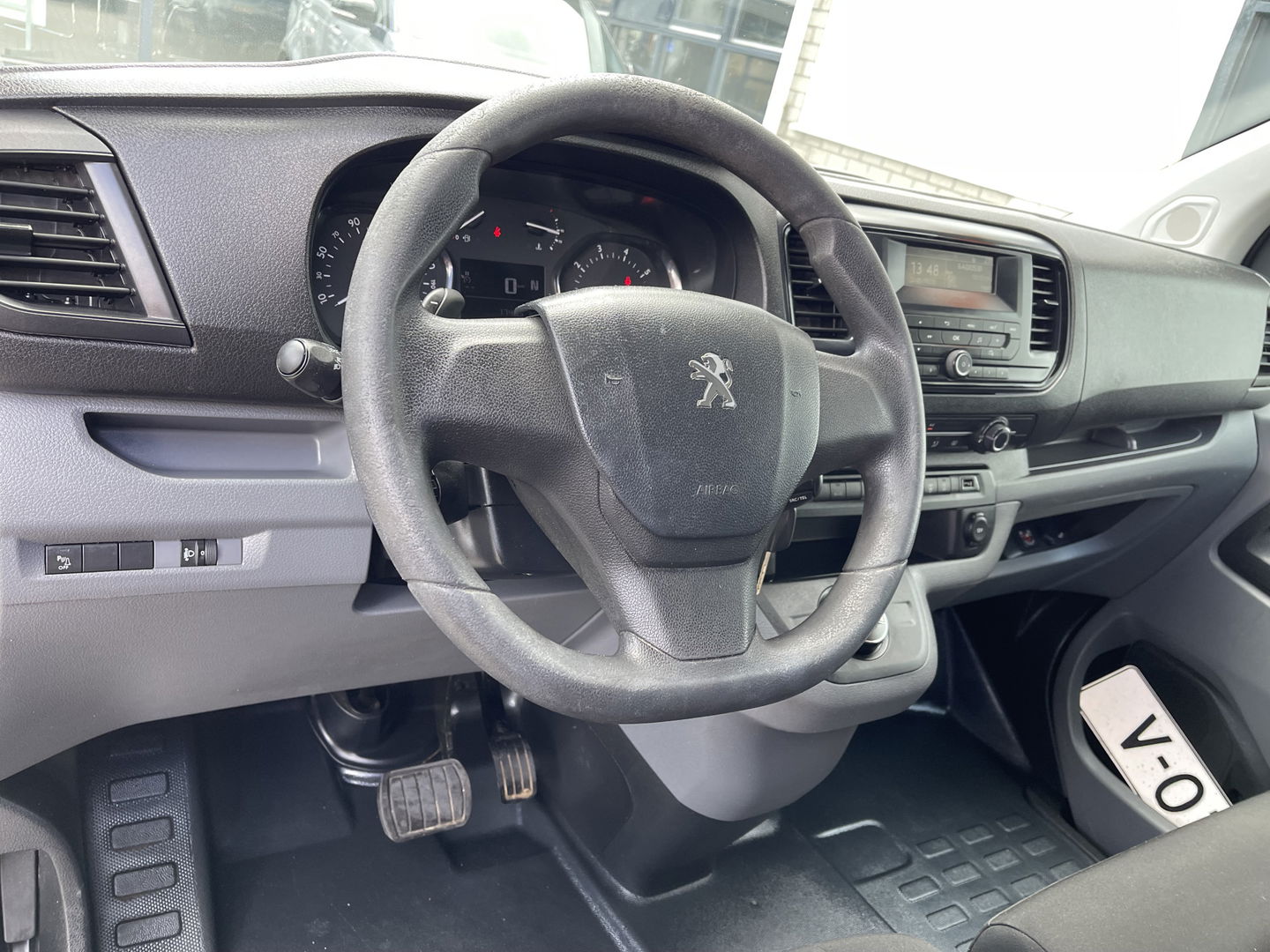 Peugeot Expert 226C 1.6 BlueHDI 95 Pro automaat / vaste prijs rijklaar € 10.950 ex btw / lease vanaf € 242 / airco / cruise / trekhaak / parkeersensoren achter / euro 6