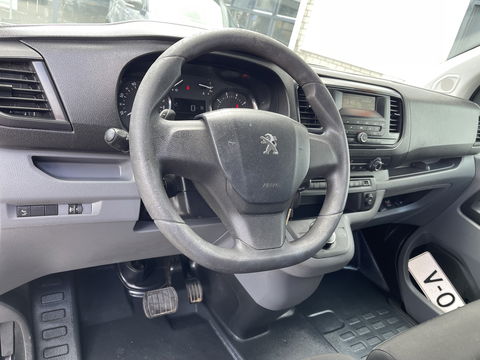Peugeot Expert 226C 1.6 BlueHDI 95 Pro automaat / vaste prijs rijklaar € 10.950 ex btw / lease vanaf € 242 / airco / cruise / trekhaak / parkeersensoren achter / euro 6